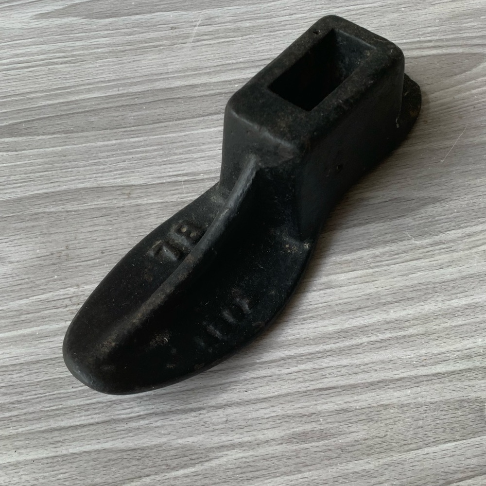 ANTIQUE VINTAGE COBBLERS CAST IRON SHOE REPAIR ANVIL 1 Form Only Metal. See